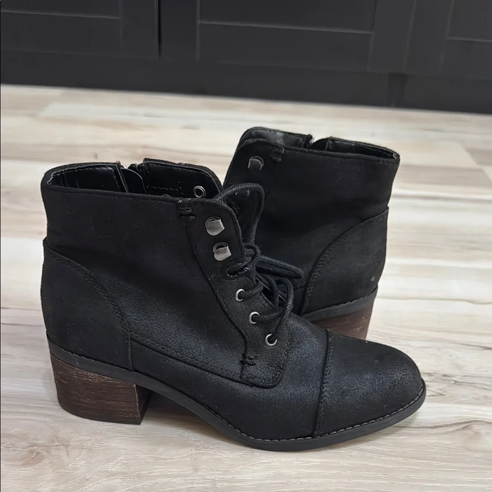 Bella Vita Sarina Black Lace Up Ankle Booties Size 6 Like New